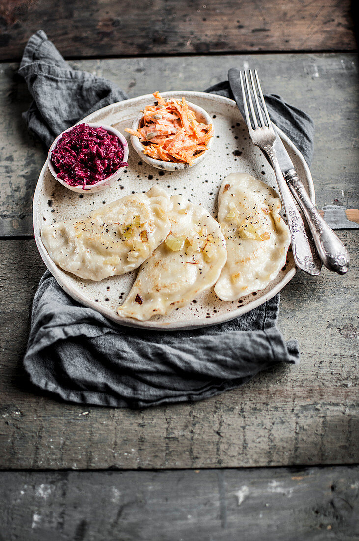 Piroggen mit Kartoffeln und Hüttenkäse, dazu Rote-Bete- und Karottensalat