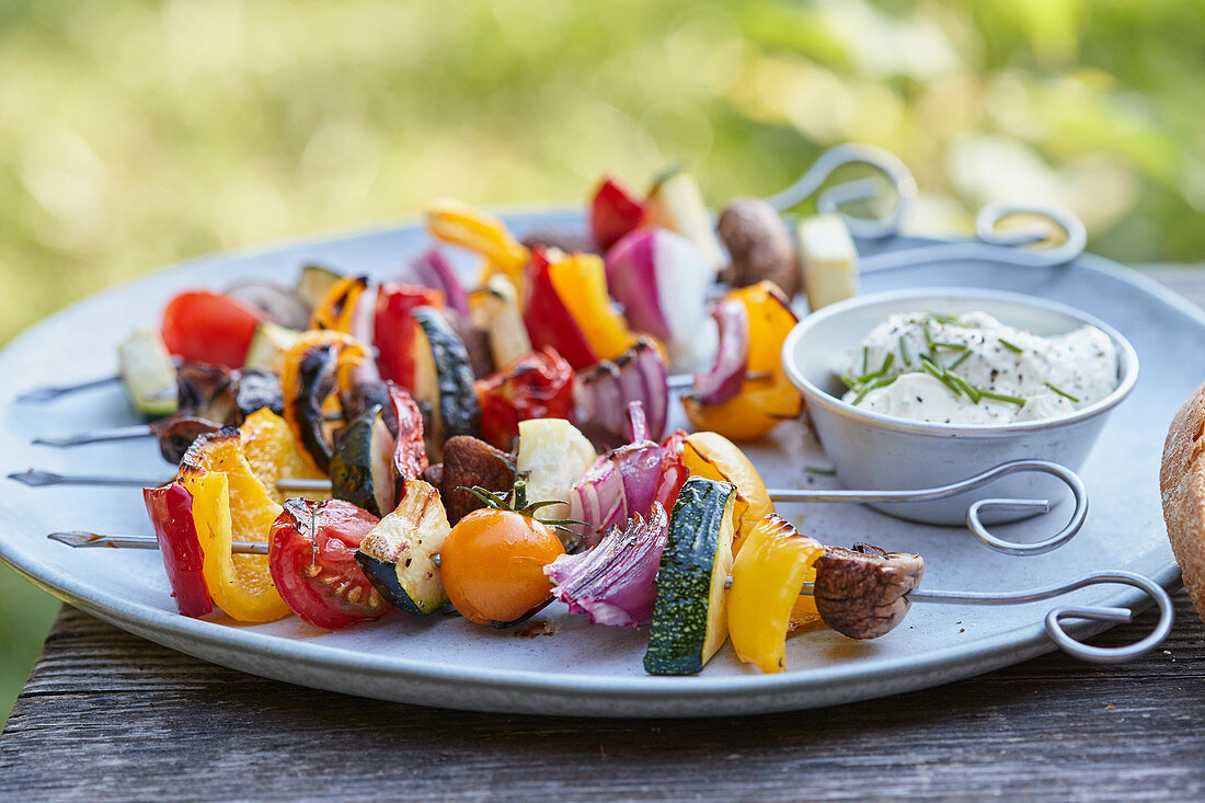 Gegrillte Gemüsespieße mit Kräuter-Quark-Dip