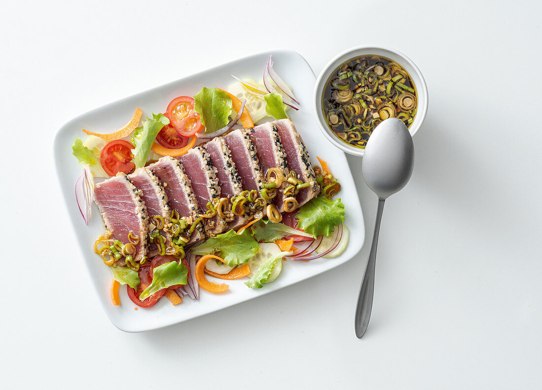 Thunfisch Tataki mit Ingwer-Lauchzwiebel-Sauce