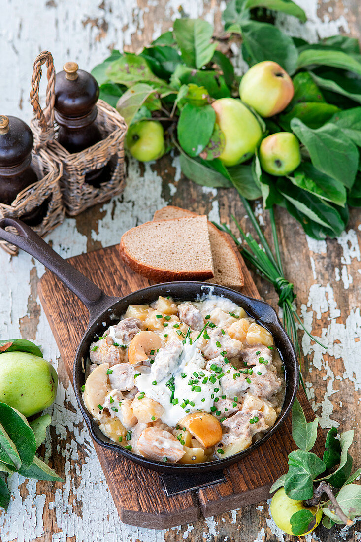 Schweinefleischeintopf mit Apfel und Sauerrahm