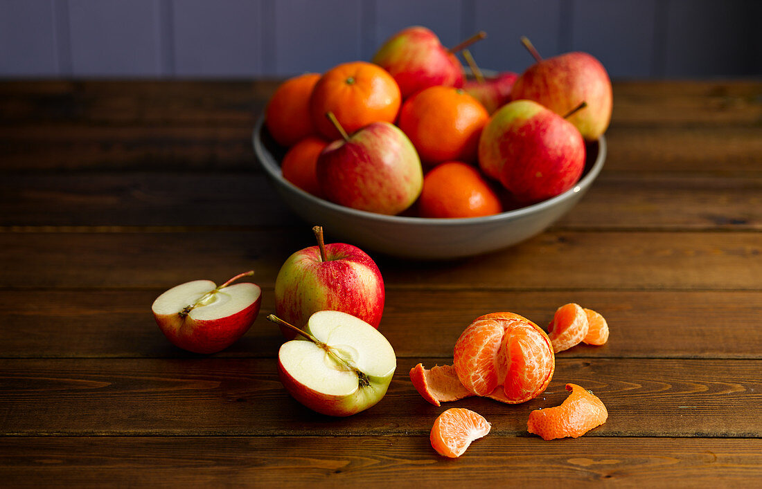 Frische Äpfel und Mandarinen