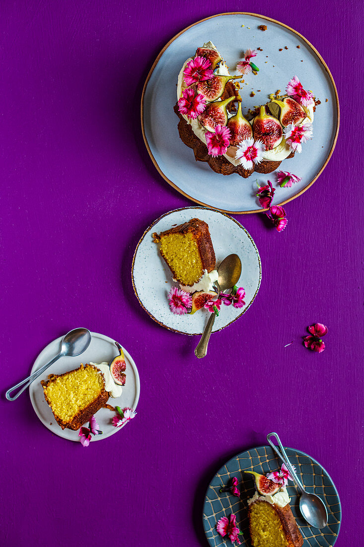 Angeschnittener Feigenkuchen mit Essblüten