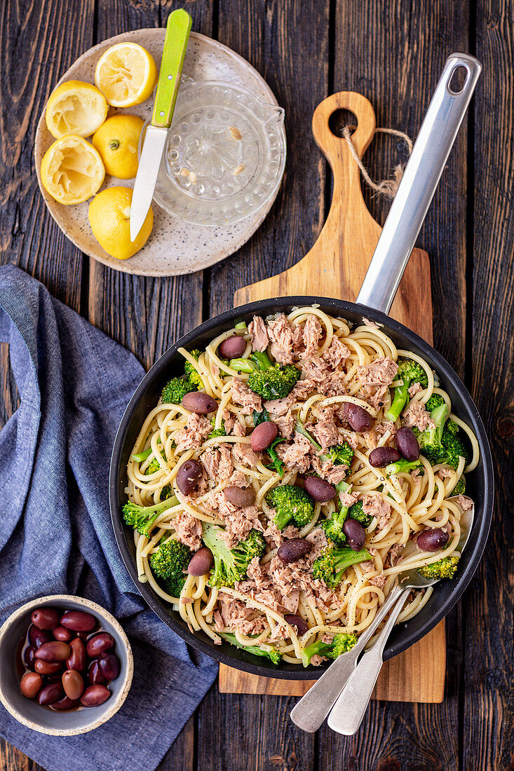 Spaghetti with broccoli, tuna, lemon and olives