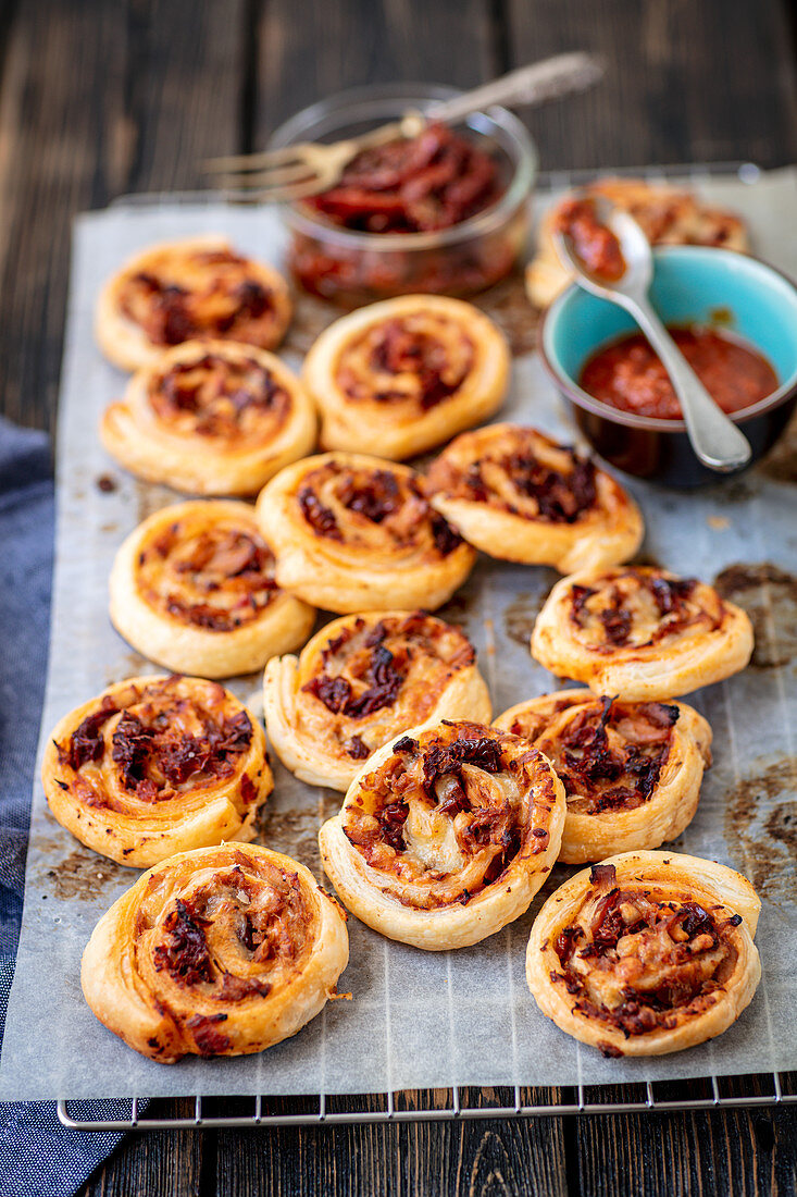 Puff pastry snails with tuna nad dried tomatoes