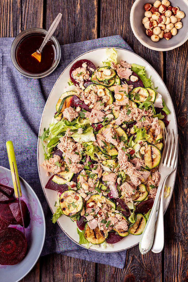Salat mit Grillzucchini, Rote Bete, Thunfisch und Haselnüssen