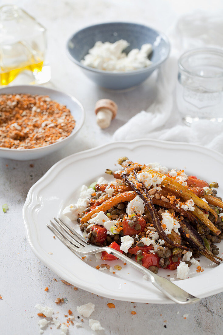 Linsensalat mit Ofenkarotten, Feta und Dukkah