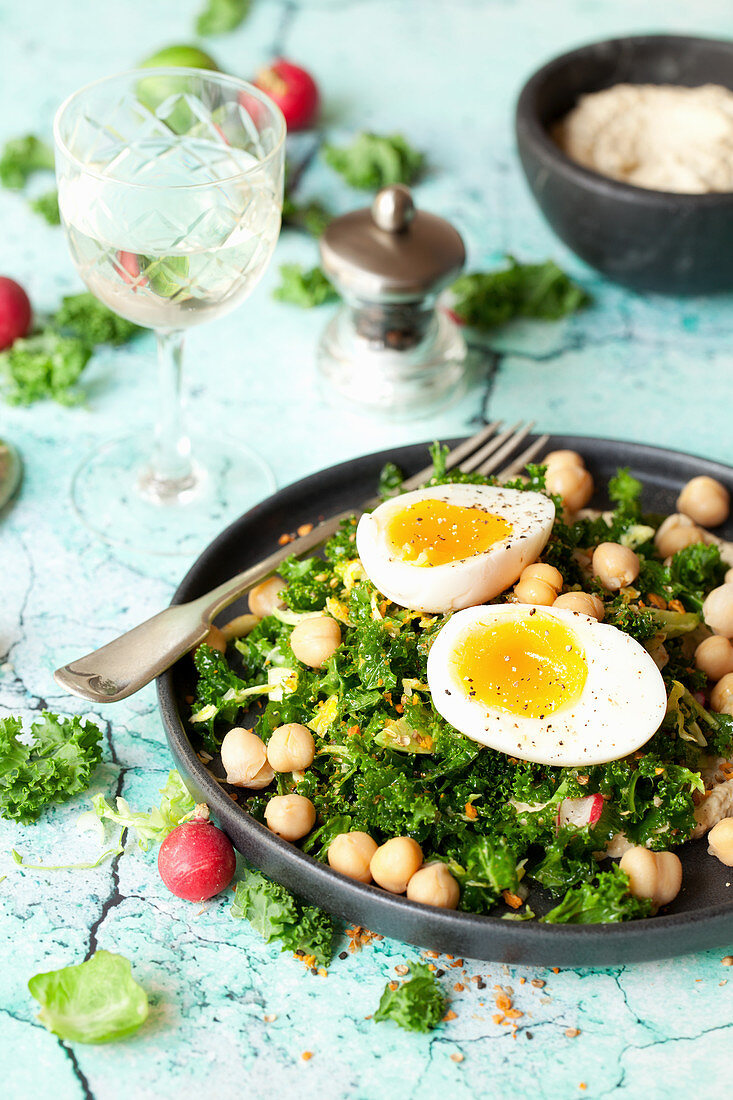 Grünkohl-Kichererbsen-Salat mit weichem Ei