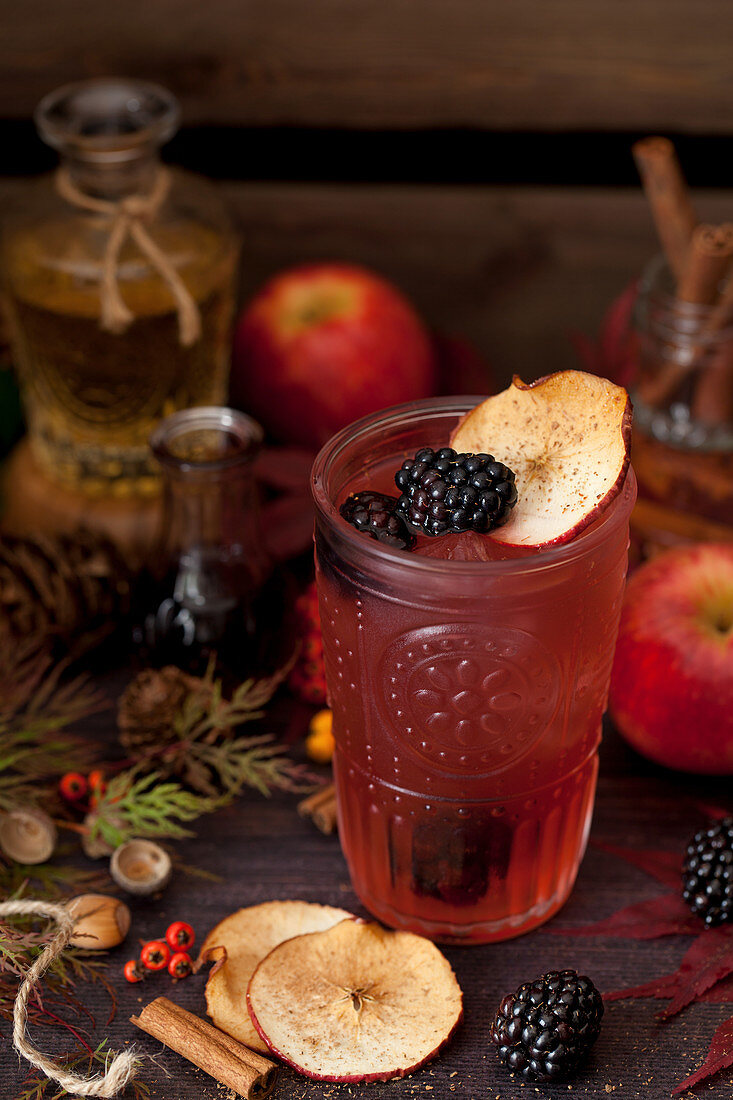 Gin Tonic mit Apfel und Brombeeren