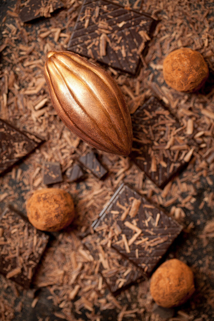 Goldene Kakaobohne, Schokolade und Trüffelpralinen
