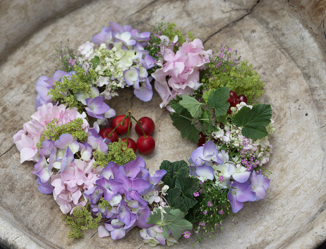 Wreath of hydrangeas, lady's mantel and gypsophila