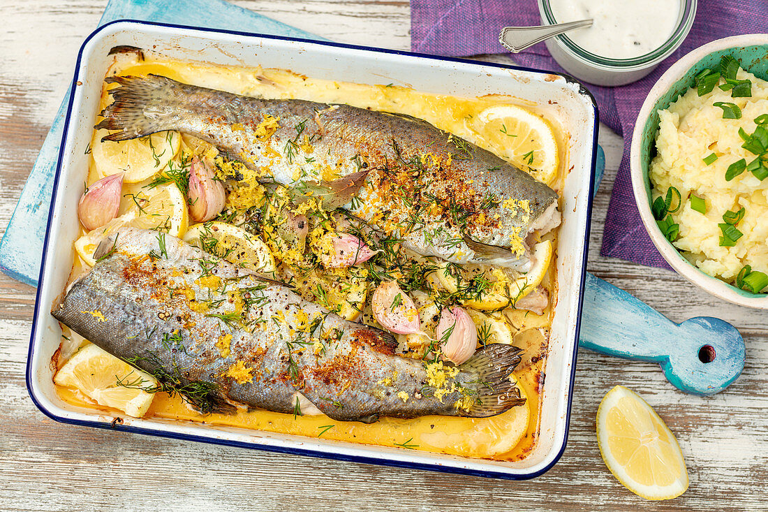 Trouts baked with lemon, dill and garlic