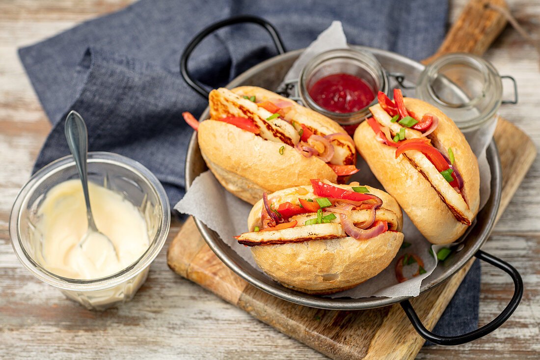 Hot Dogs mit gebratenem Halloumi, Paprika und Zwiebeln