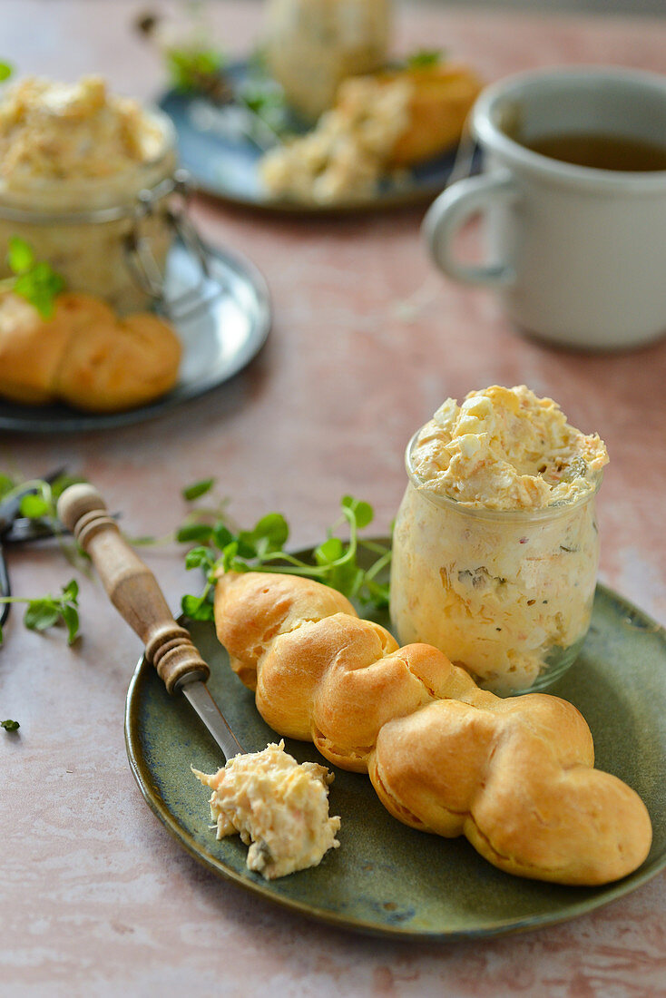 Eieraufstrich mit Lachs für ein Sandwich