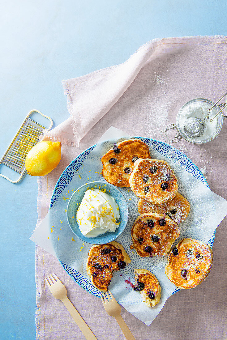 Kefir and blueberry panckes with lemon greek yoghurt and icing sugar