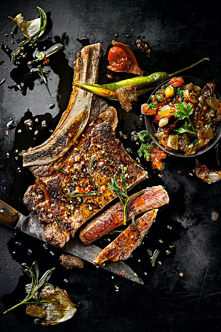 Ribeye-Steak mit Knoblauch, Rosmarin und Peperoni