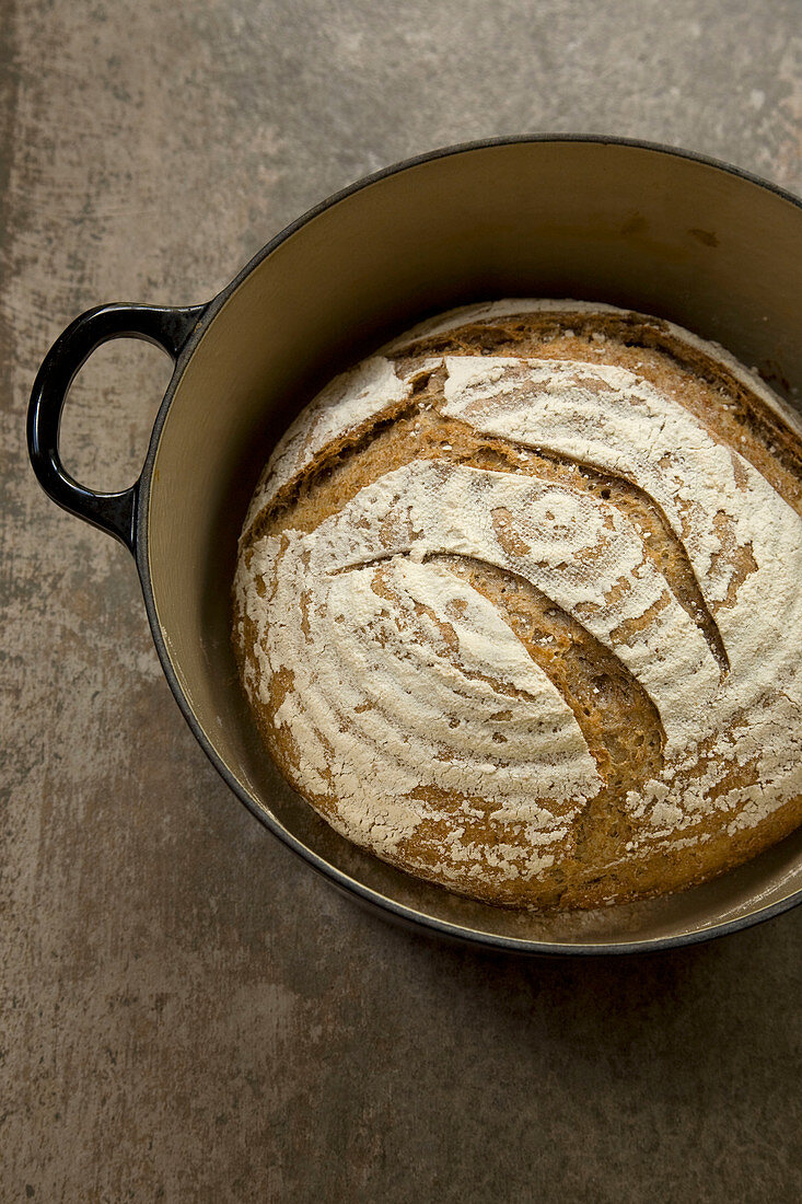 Sauerteigbrot in schwarzer Pfanne