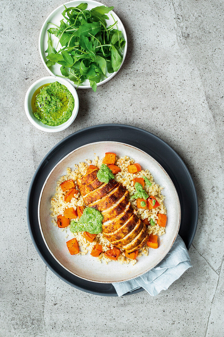 Hähnchenbrust mit Bulgur, Kürbis und Pesto