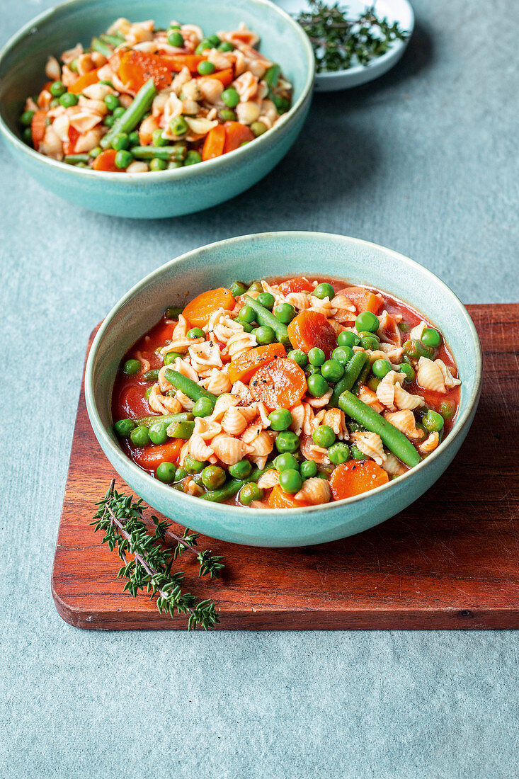 Minestrone with peas, beans and carrots
