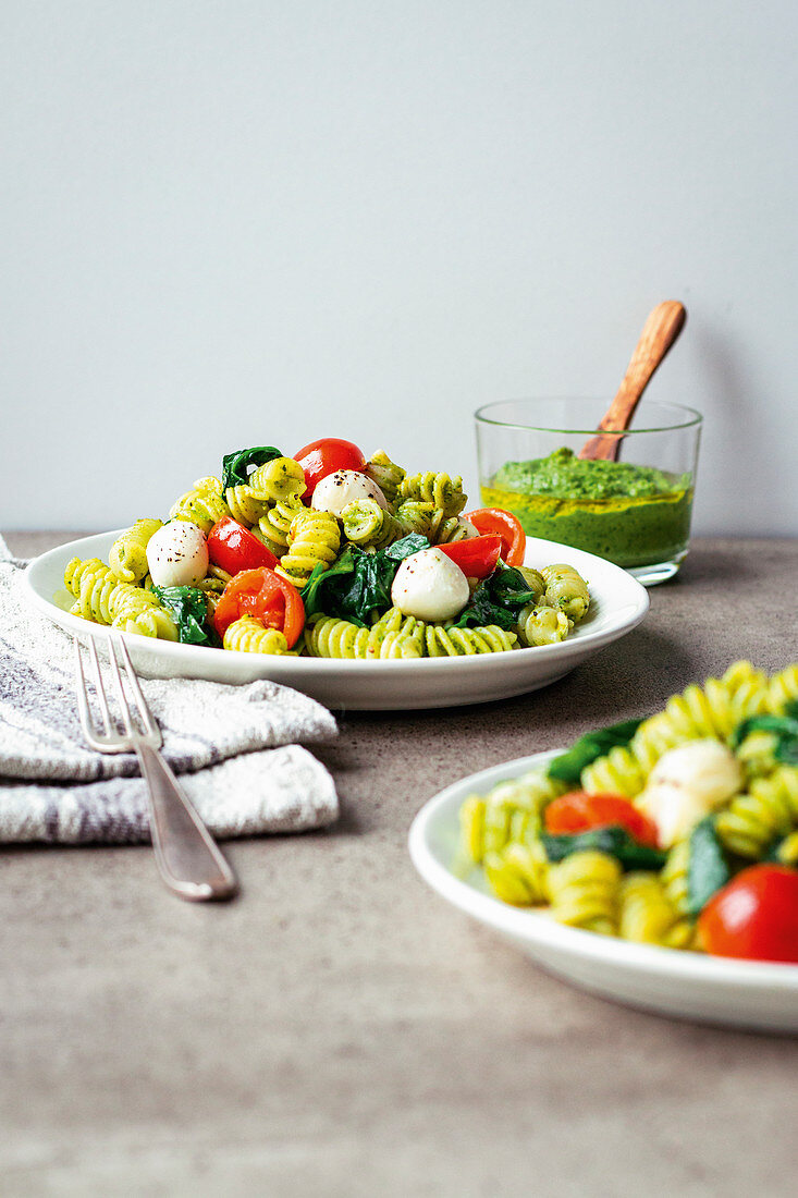 Girandole mit Cocktailtomaten, Minimozzarella und Pesto