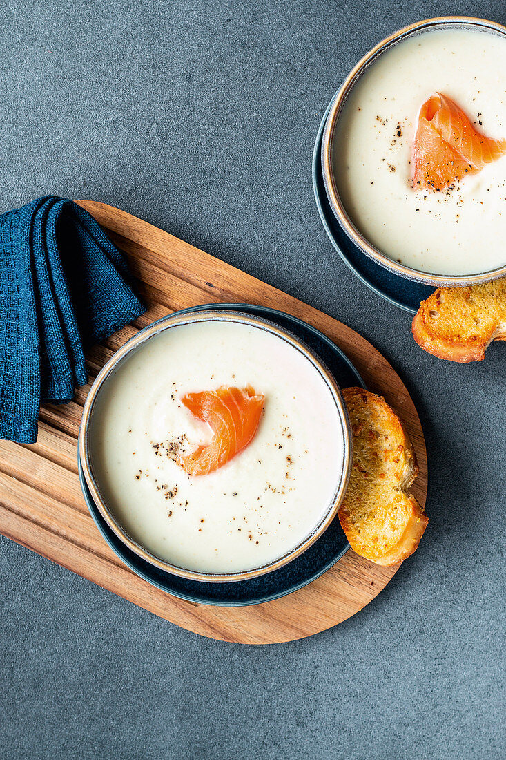 Selleriecremesuppe mit geräuchertem Lachs und Knoblauchbrot