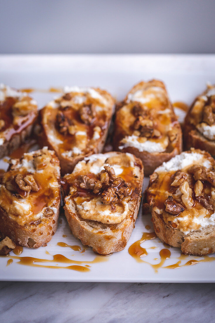 Trray with ricotta, honey and walnuts crostini