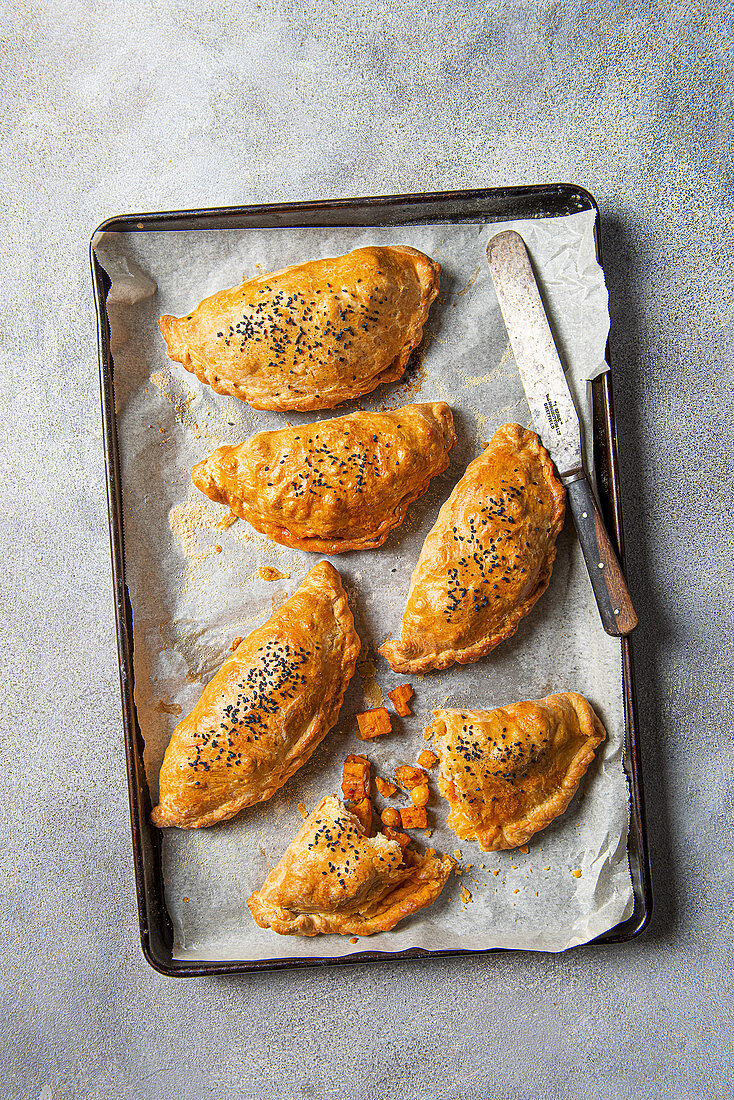 Pasties mit Süßkartoffel, Kichererbsen, Chorizo, Räucherpaprika und Blumenkohl