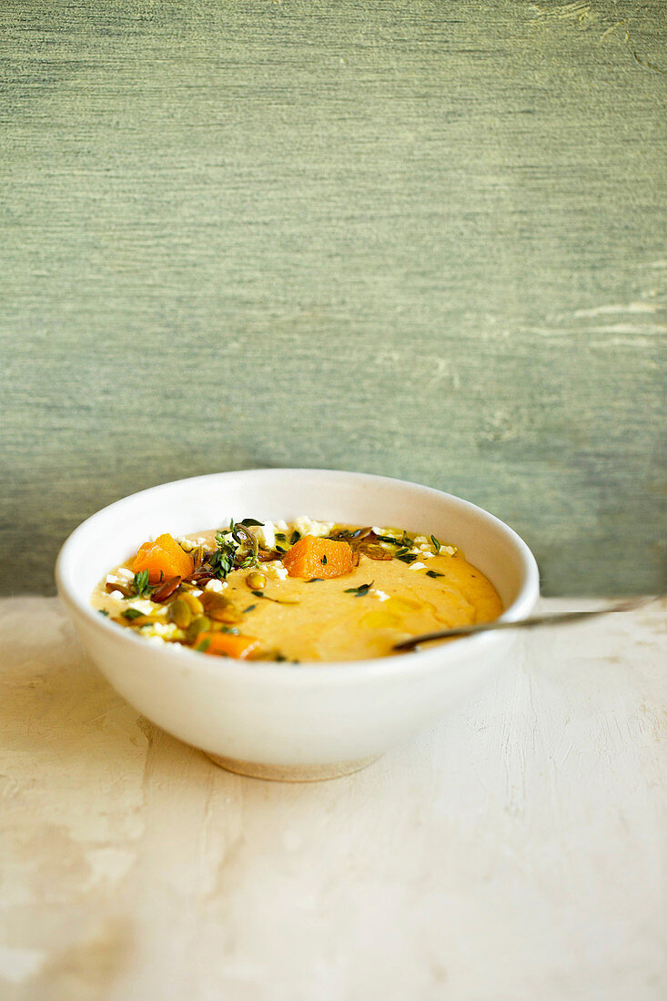Kürbissuppe mit geröstetem Butternusskürbis und Feta im Schälchen