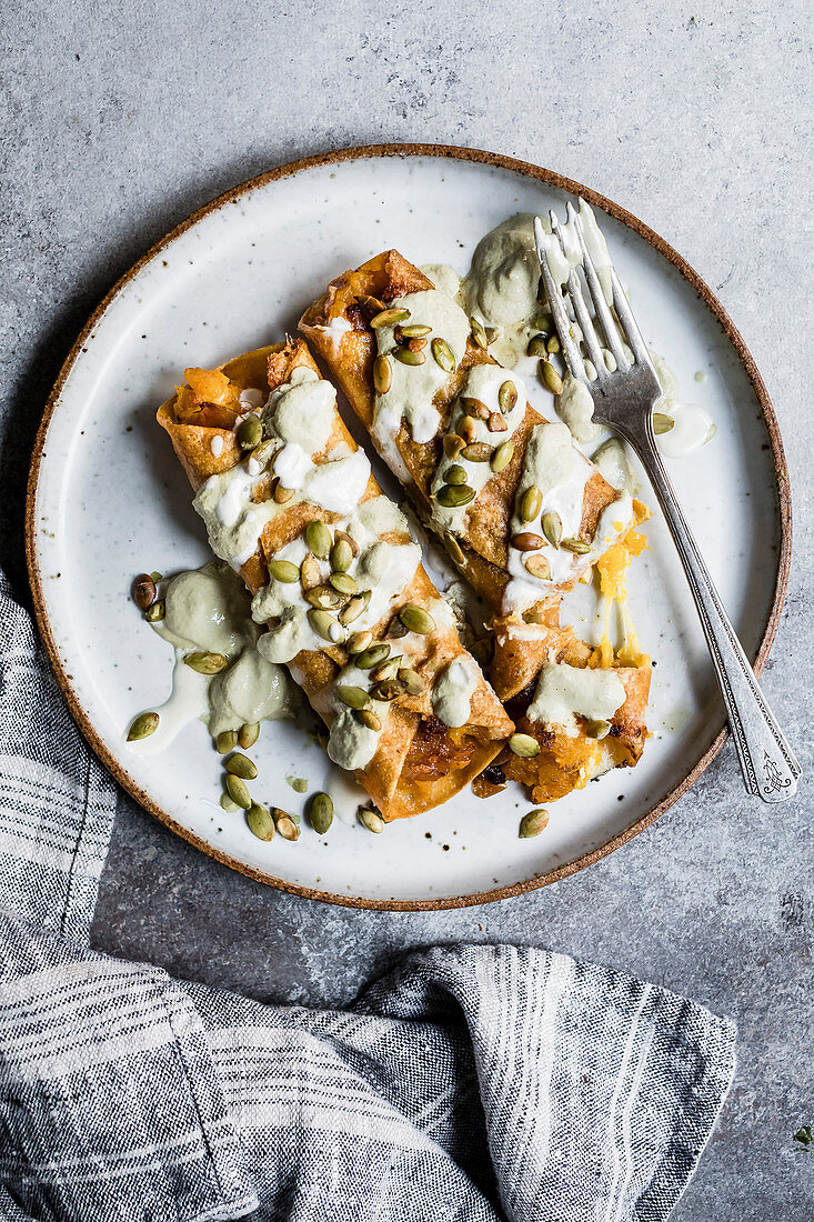 Käse-Kürbis-Taquitos mit Jalapenocreme und Kürbiskernen