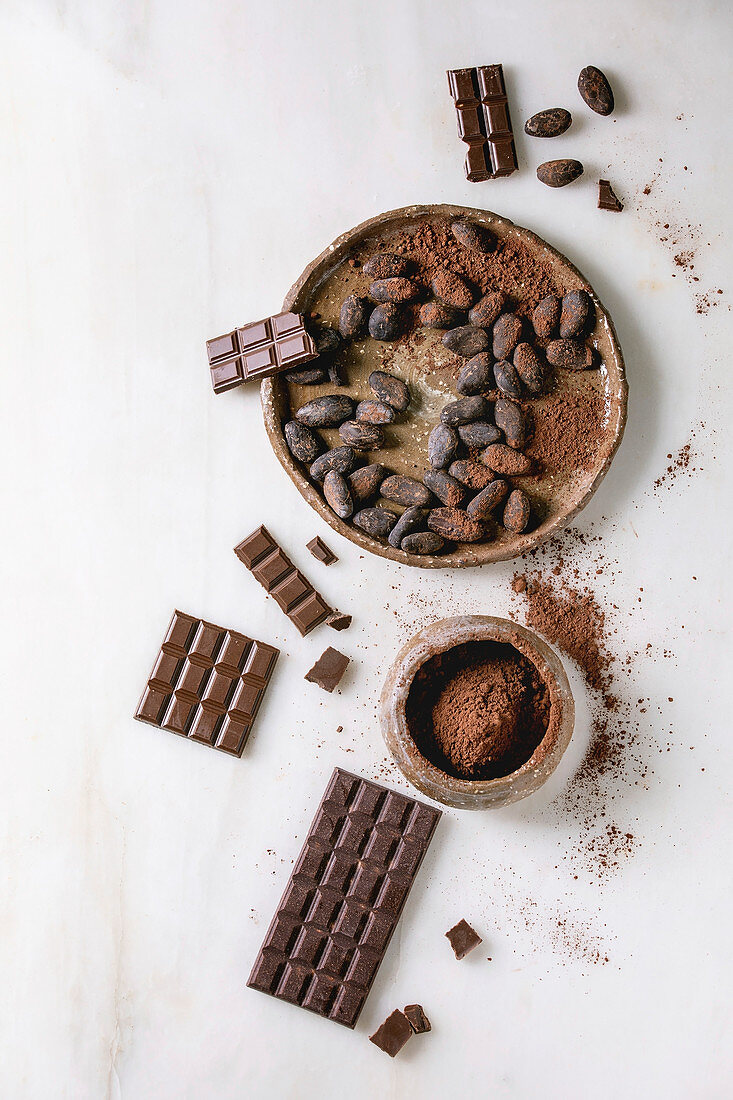 Stillleben mit Kakaobohnen, Kakaopulver und Schokoladentafeln