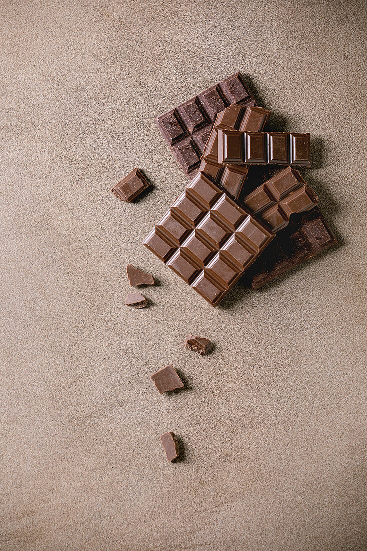 Dunkle Schokolade und Milchschokolade in Tafeln, Riegeln und Stückchen