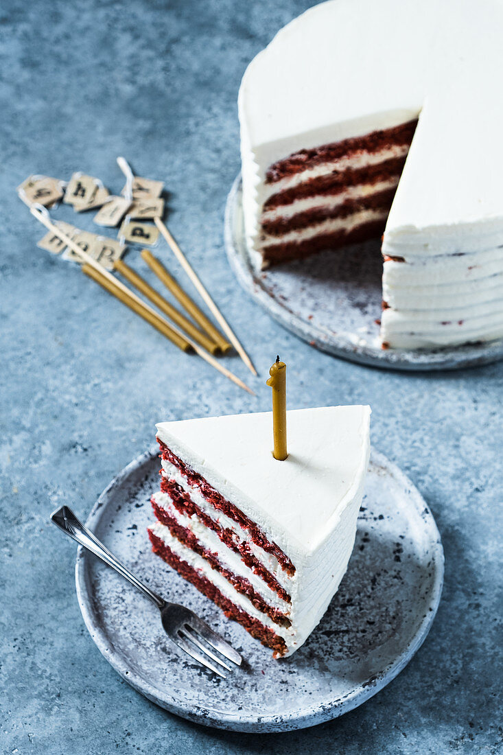 Glutenfreie Red Velvet Cake, angeschnitten mit Geburtstagskerze