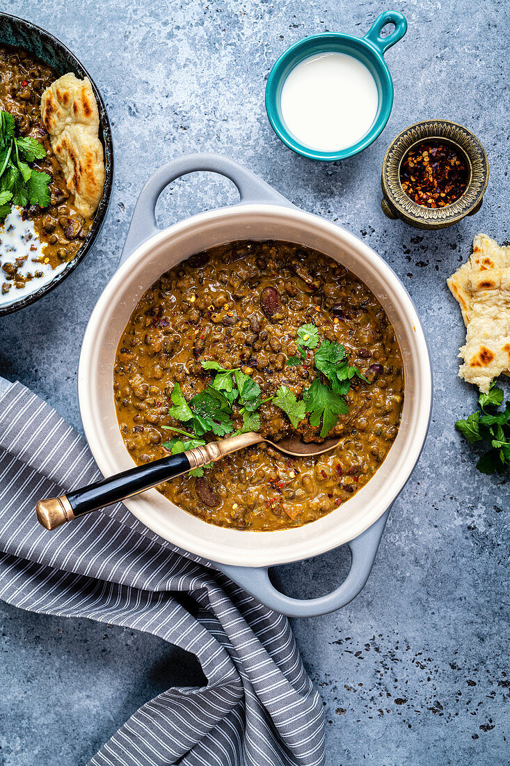 Dhal makhani with lentils and beans (India)