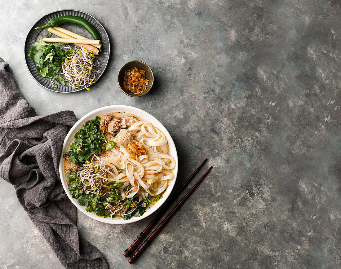 Bun Bo Hue - Vietnamesische Rindfleischsuppe mit Nudeln