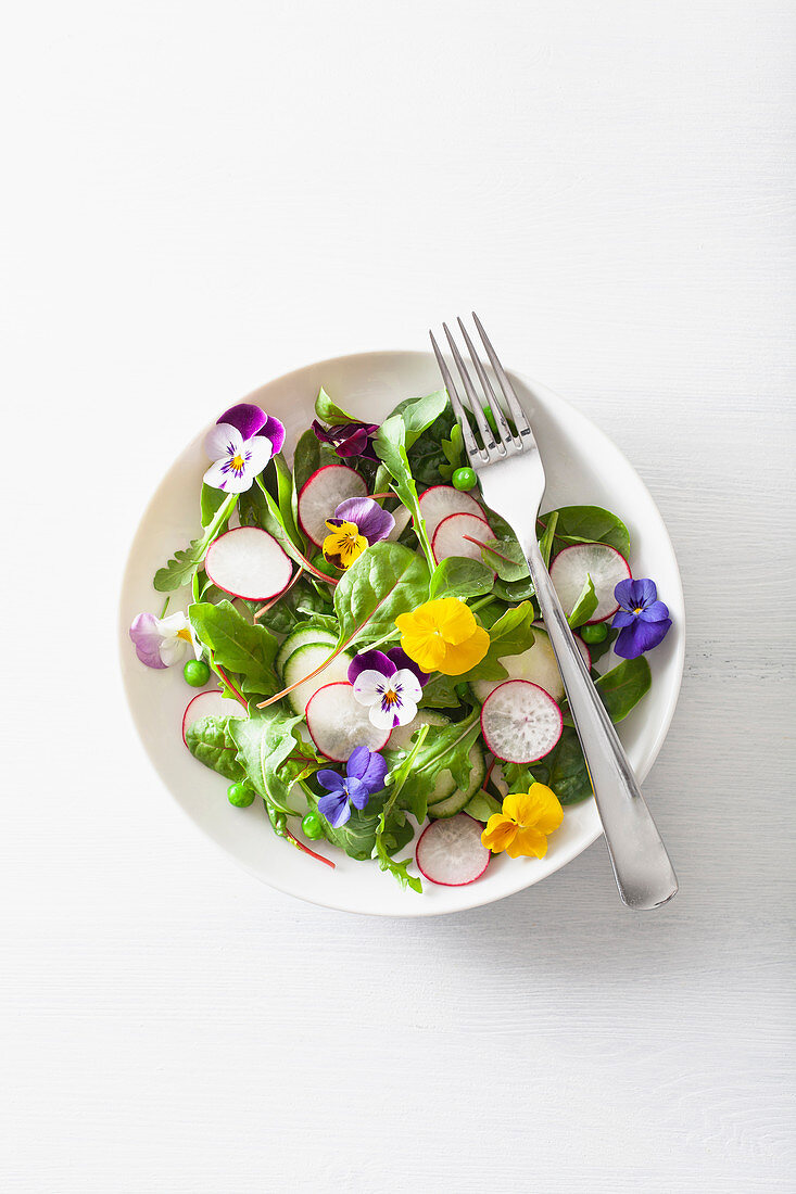 Blattsalat mit Radieschen, Gurken und Essblüten