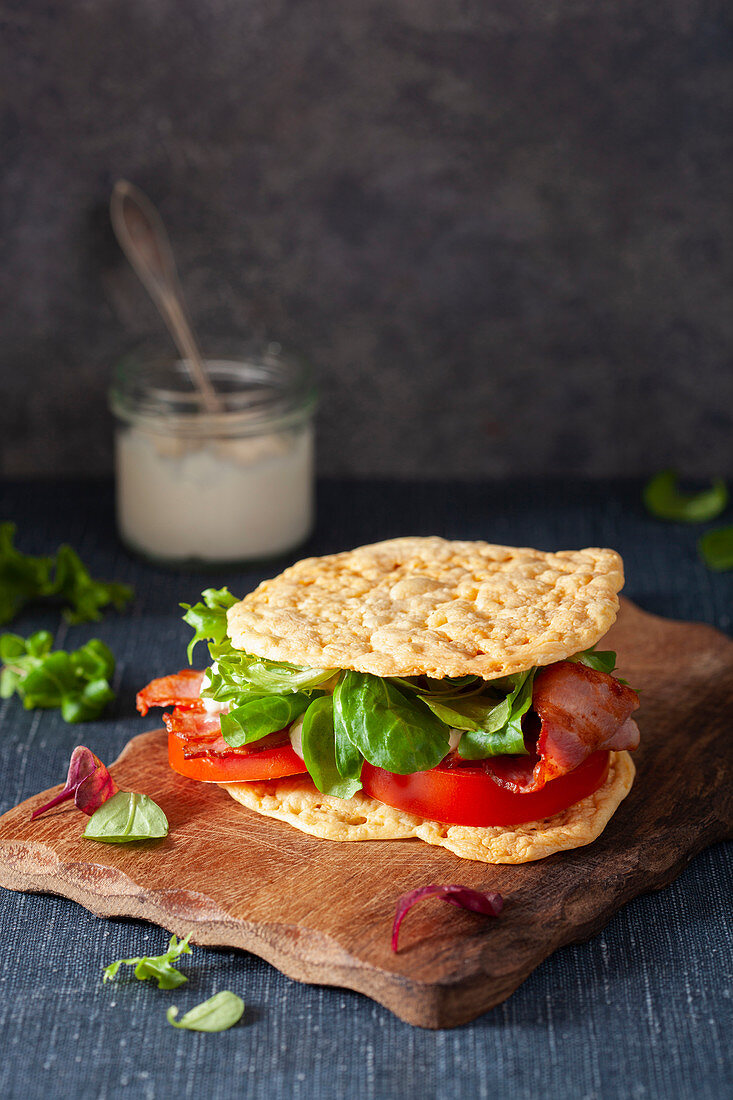 Cloud-Bread-Sandwich mit Speck, Salat und Tomaten (Keto-Küche)