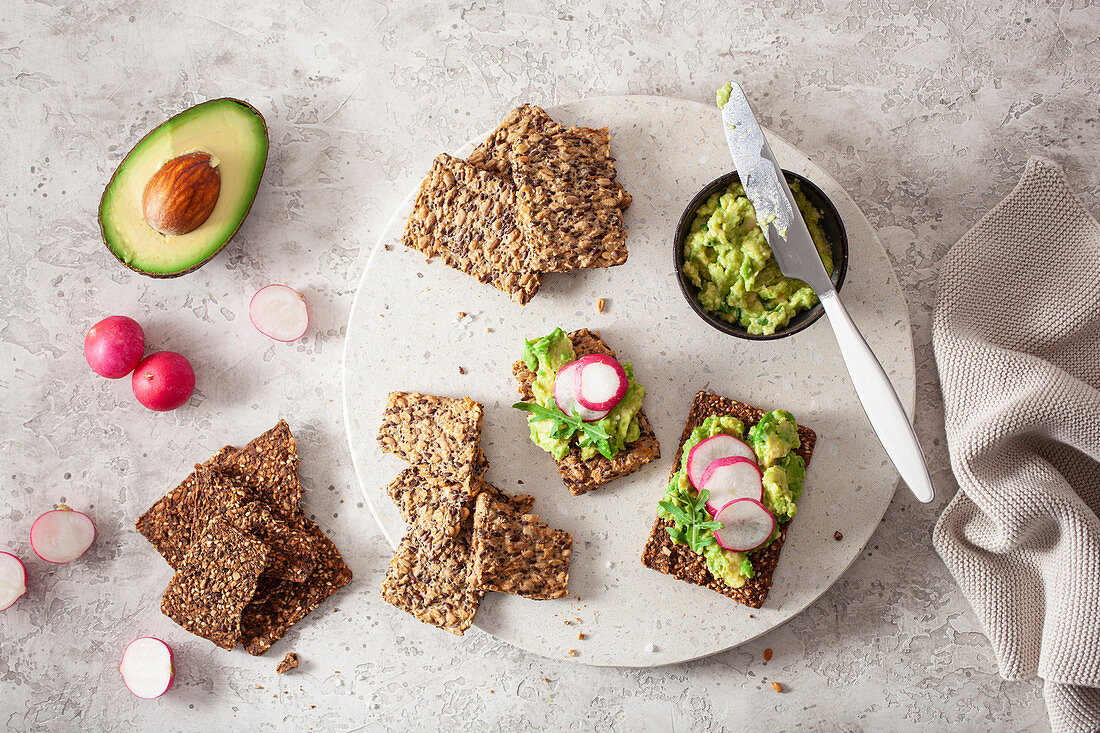 Keto-Knäckebrot mit Avocadocreme und Radieschen