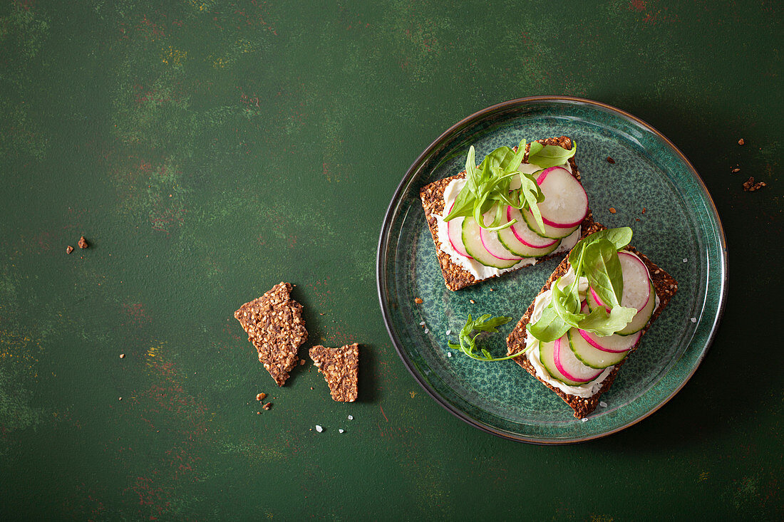 Keto-Knäckebrot mit Frischkäse, Gurken und Radieschen