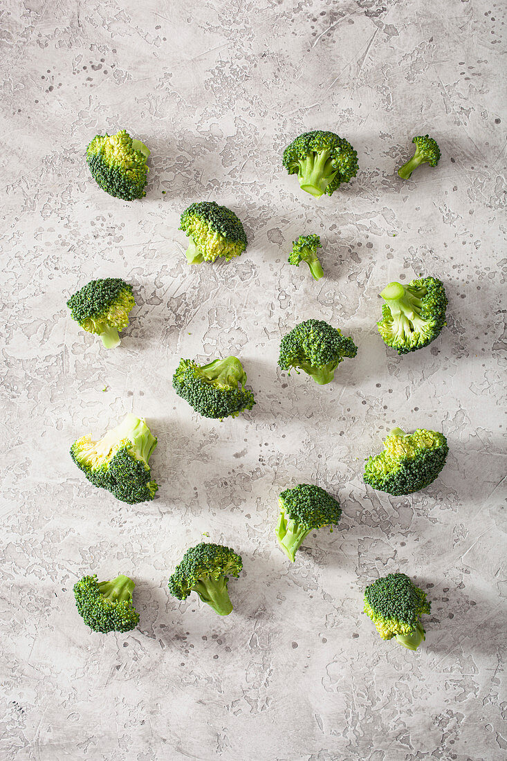 Broccoliröschen auf grauem Untergrund