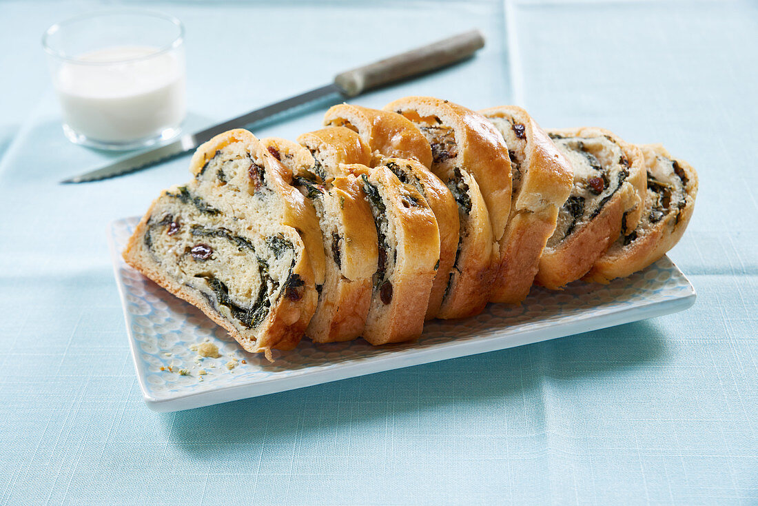 Babka with spinach, ricotta and Parmesan cheese