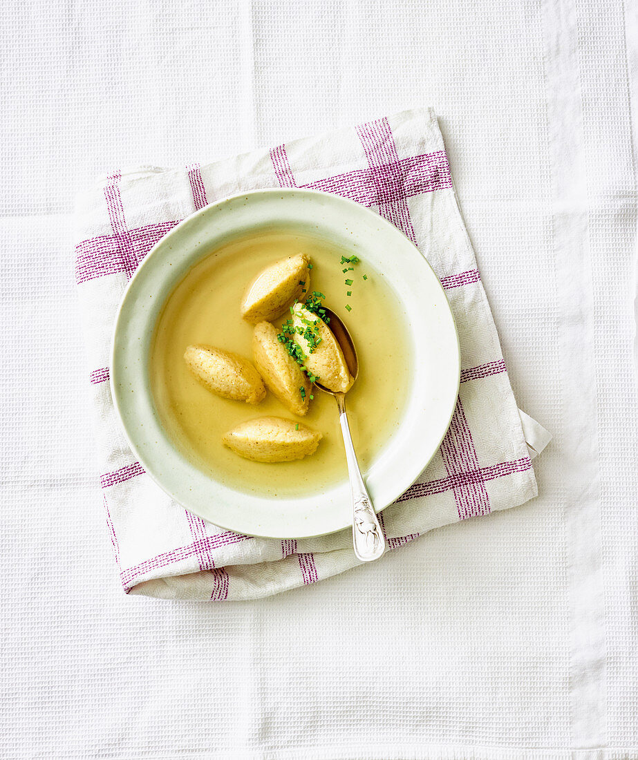 Vegetable stock with spelt semolina dumplings