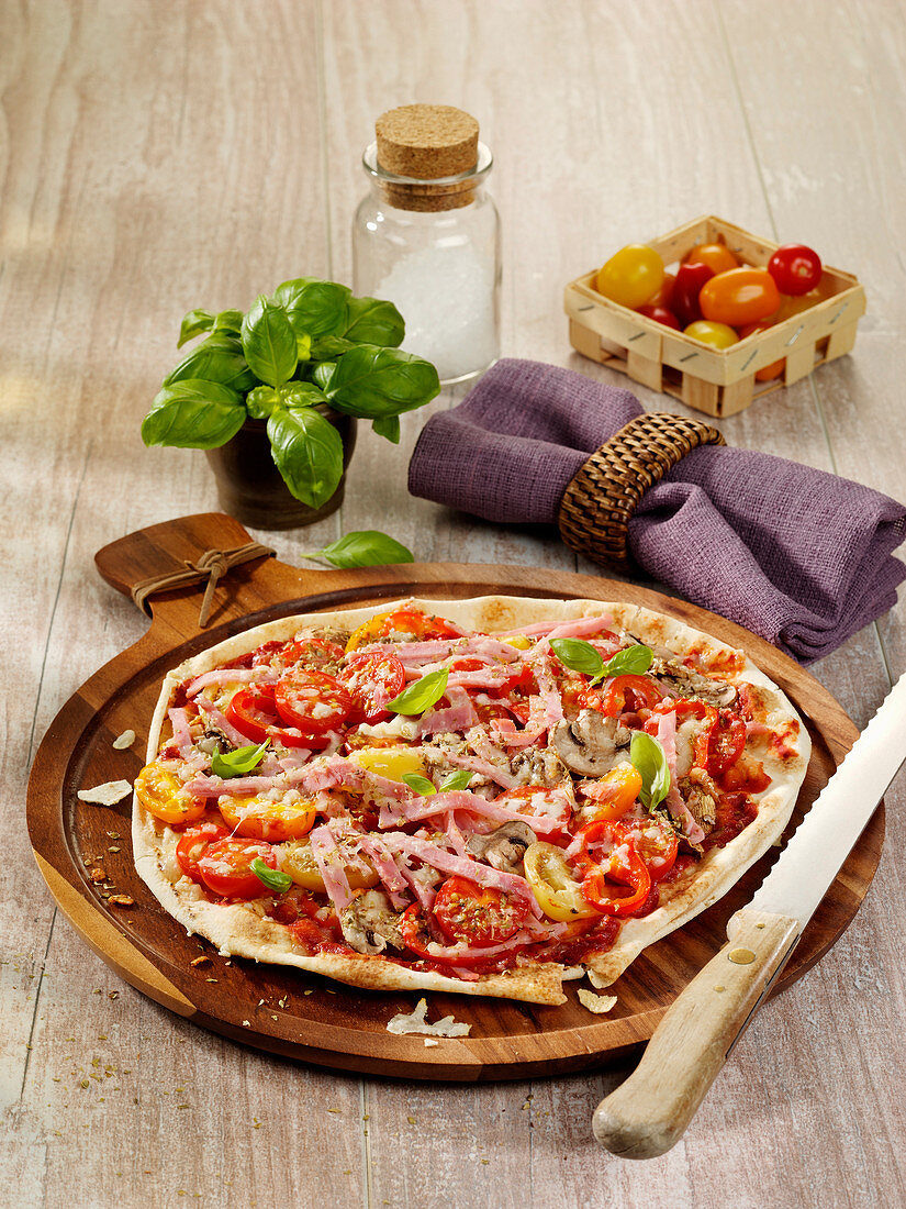 Pizza with pointed pepper, ham and mozzarella