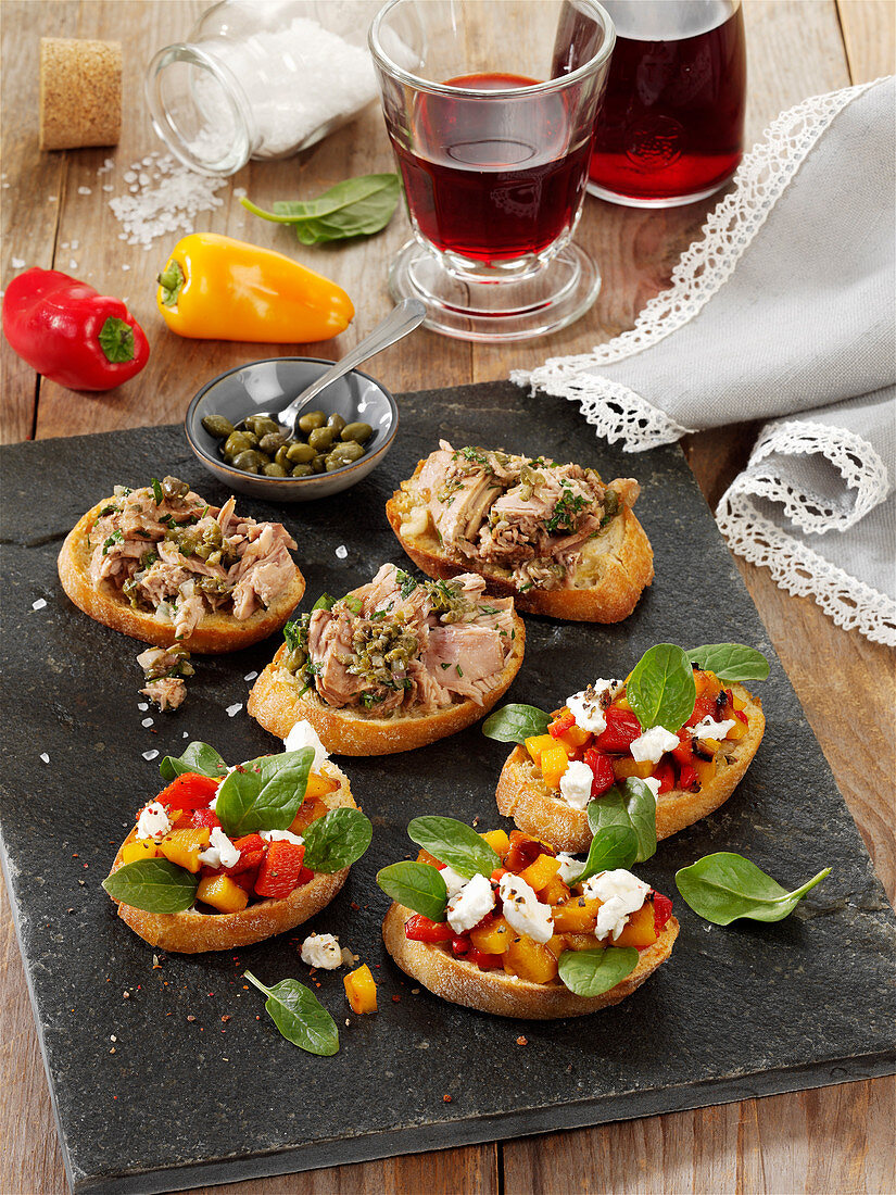 Duo vom Bruschetta mit Thunfisch und Ziegenkäse