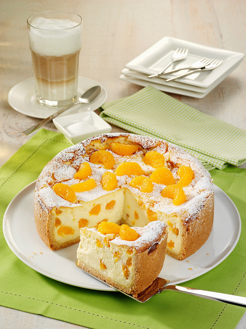 Käsekuchen mit Sahne und Mandarinen