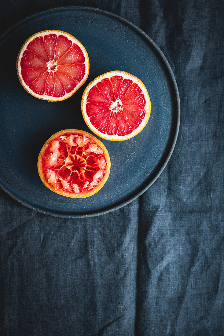 Rosa Grapefruits, halbiert