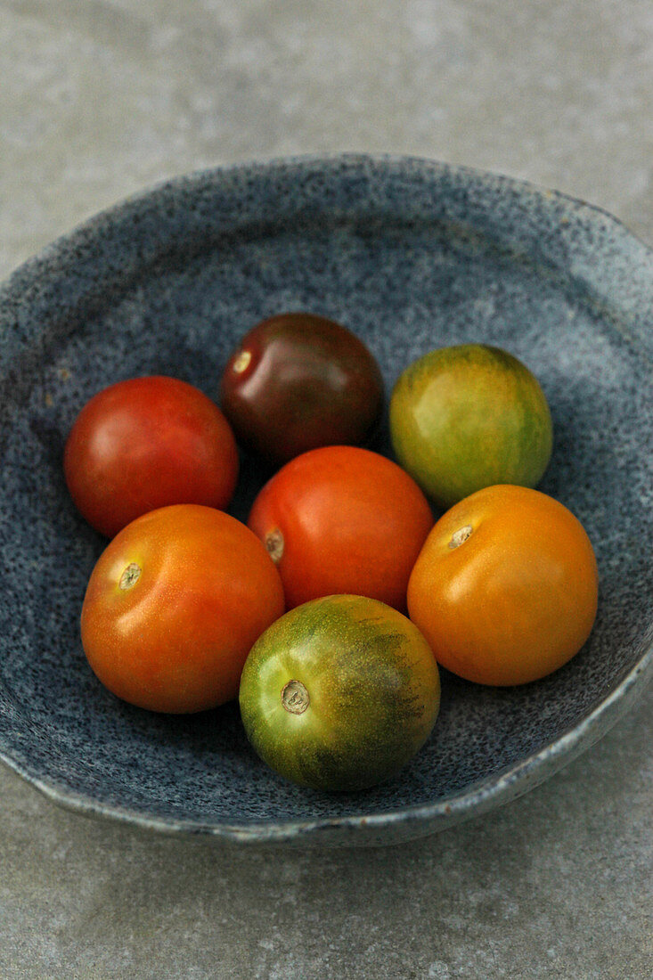 Bunte Baby-Heirloom-Tomaten in Keramikschale