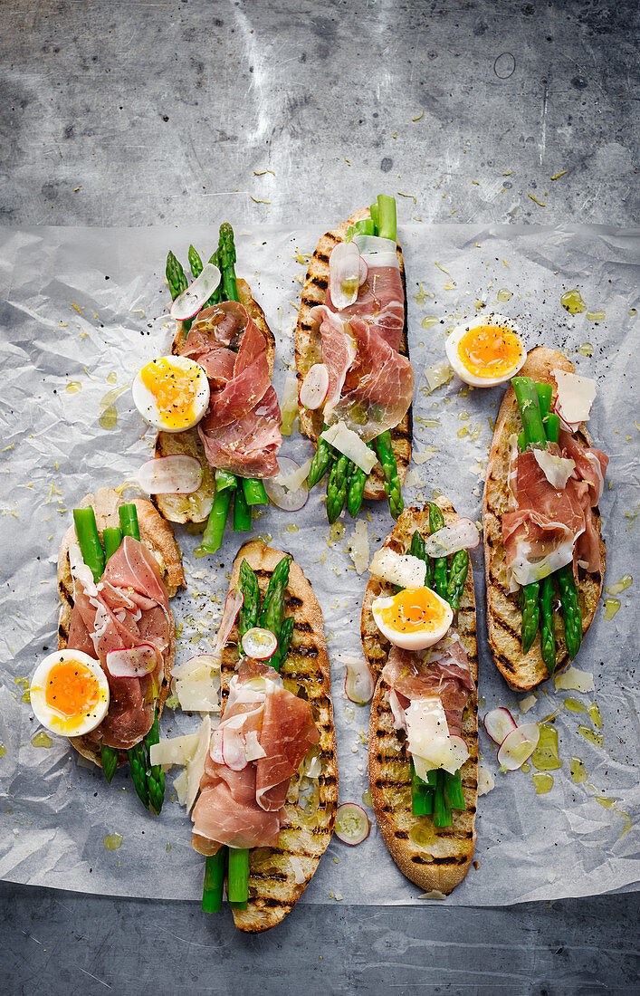 Sourdough bread with Asparagus, Egg and Ham