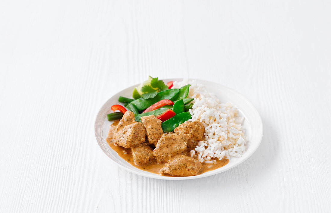 Rotes Hähnchencurry mit Zuckerschoten und Reis (Thailand)