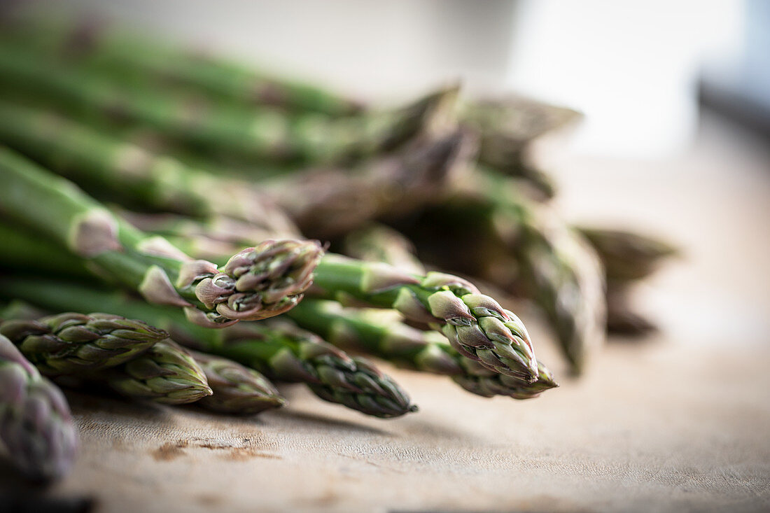 Fresh green asparagus (close-up)