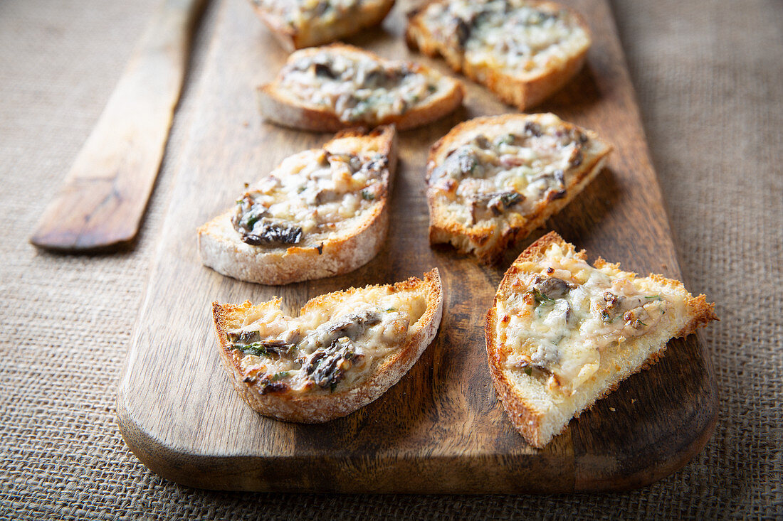 Bruschetta mit Winterpfifferlingen und Käse