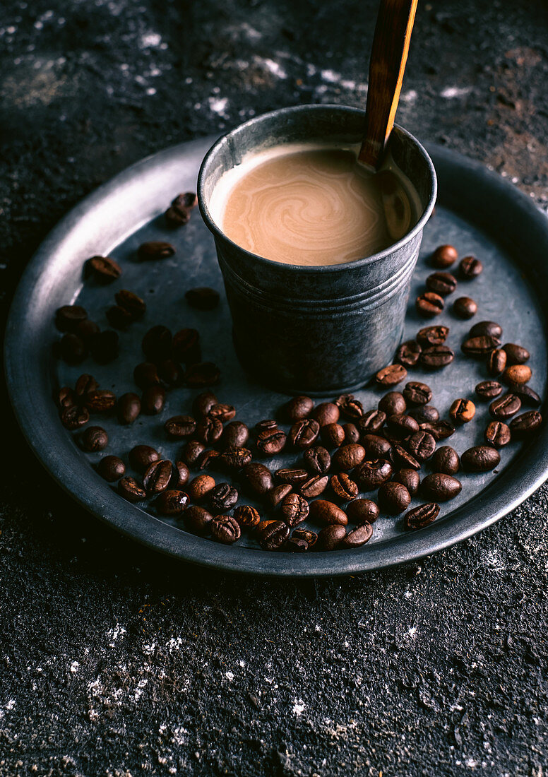 Heisser Kaffee mit Milch und Kaffeebohnen